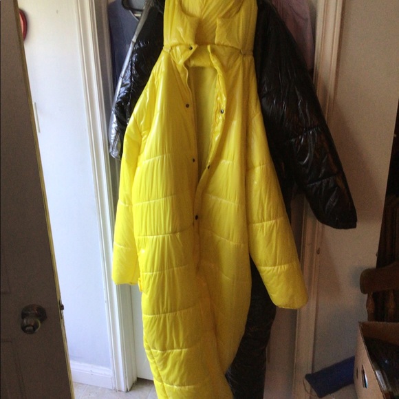 Yellow puffer play suit. - Picture 4 of 8